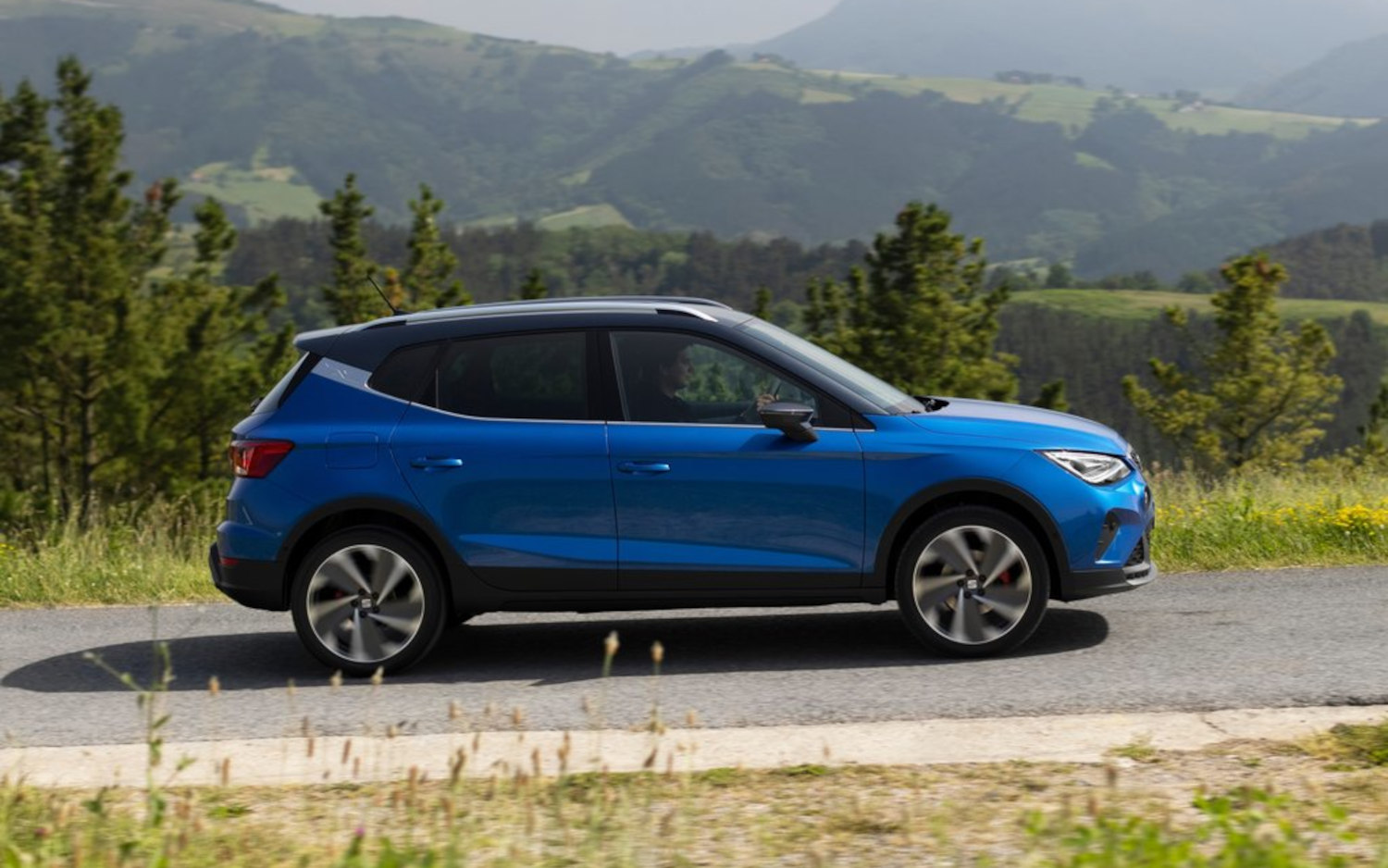 Comparison Seat Arona FR 2022 vs Chevrolet Trailblazer RS 2021